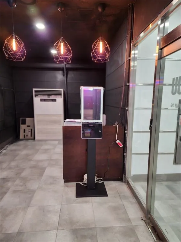 매장 입구 쪽에 세운 스탠드형 키오스크