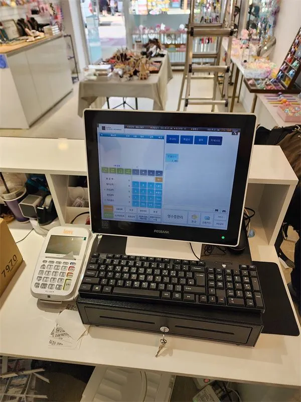 카운터에 설치한 포스기와 금전함