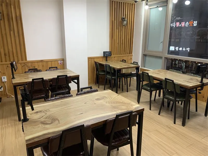 원목 테이블마다 태블릿을 둔 홀