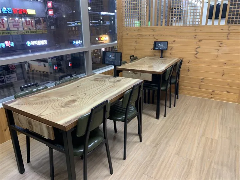 창가 좌석에 설치한 태블릿