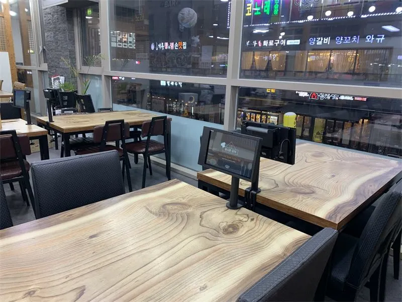 분식 통창 쪽 좌석의 테이블오더