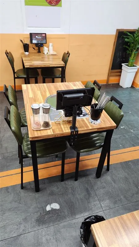 음식점 창가 테이블에 설치한 테이블오더