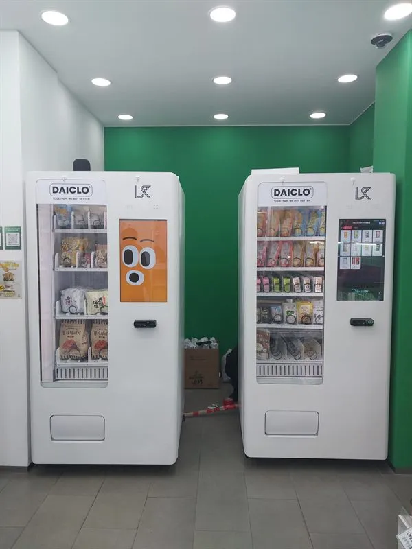 나란히 설치한 자판기 두 대