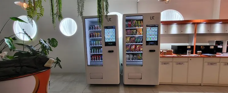 대구 라운지 한쪽에 설치한 자판기 두 대